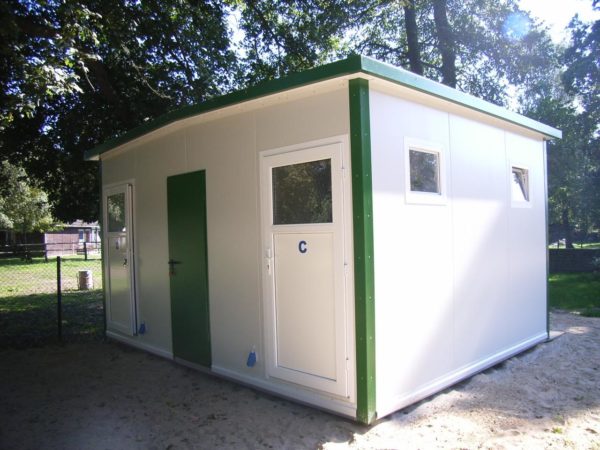 Sanitärgebäude / Toilettenhäusschen aus GFK-Sandwichelementen auf einem Campingplatz