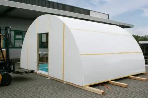 Ein großes Käselager mit weißen GFK-Wänden und Deckenelementen im Betrieb