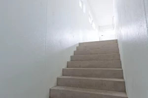 Ein großes Käselager mit weißen GFK-Wänden und Deckenelementen im Betrieb