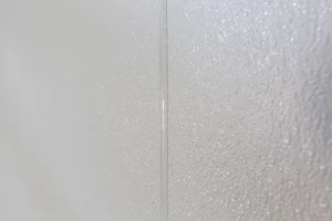 Ein großes Käselager mit weißen GFK-Wänden und Deckenelementen im Betrieb