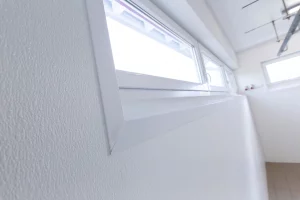 Ein großes Käselager mit weißen GFK-Wänden und Deckenelementen im Betrieb