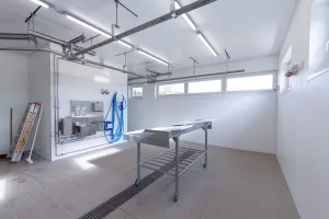 Ein großes Käselager mit weißen GFK-Wänden und Deckenelementen im Betrieb