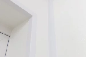 Ein großes Käselager mit weißen GFK-Wänden und Deckenelementen im Betrieb