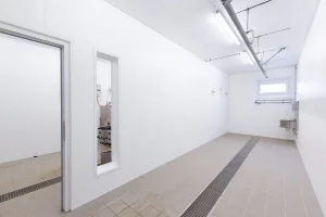 Ein großes Käselager mit weißen GFK-Wänden und Deckenelementen im Betrieb